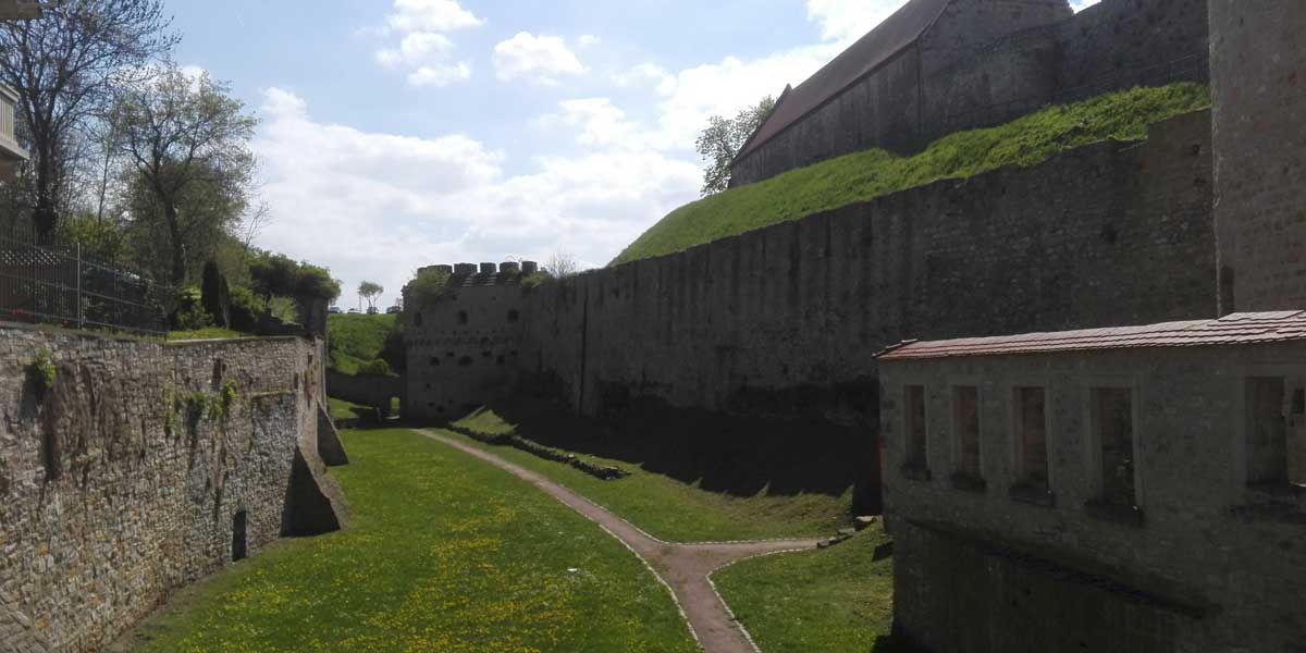 Die historische Burganlage lädt zum Spazieren gehen ein
